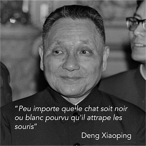 Portrait de Deng Xiaoping avec une citation : "Peu importe que le chat soit noir ou blanc pourvu qu'il attrape les souris".